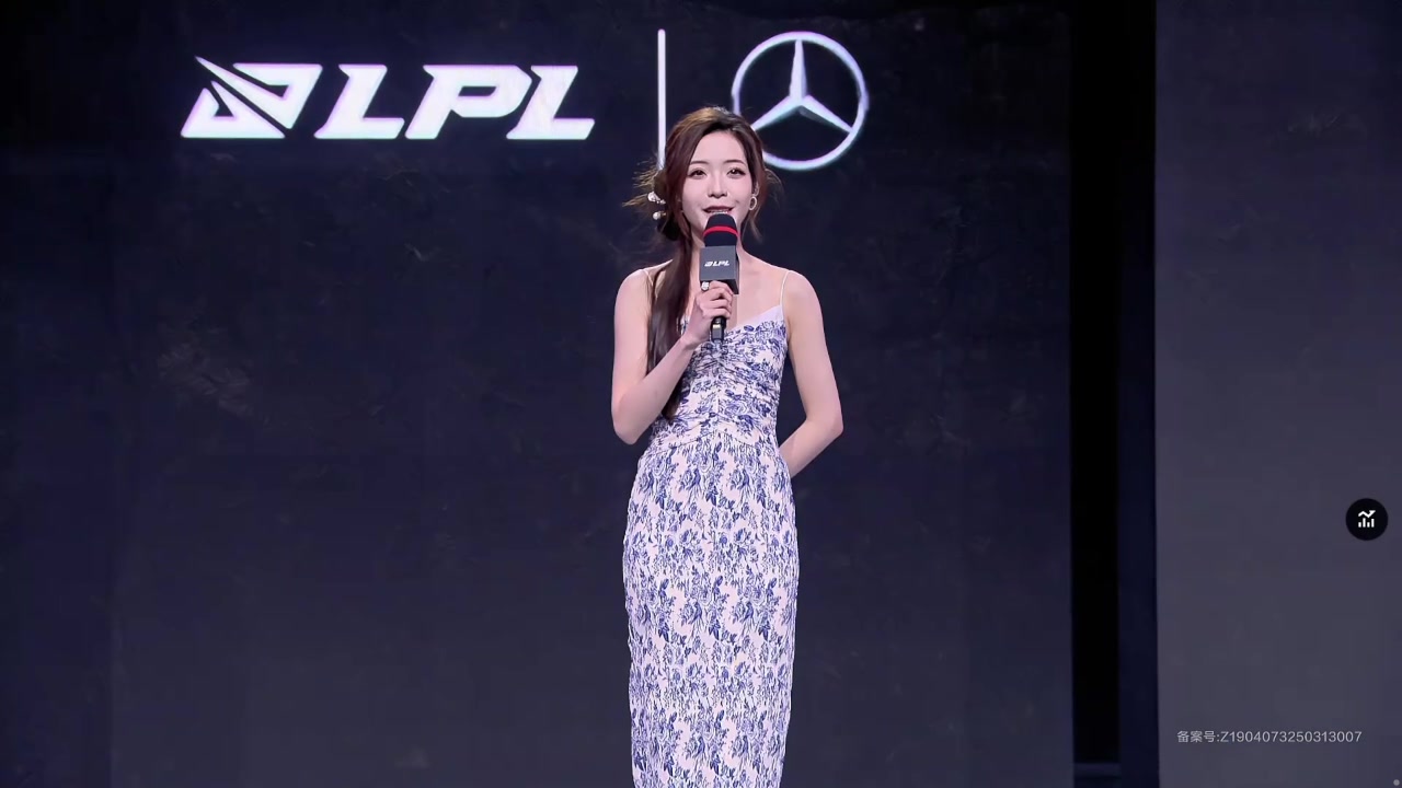 哎呦这身材?LPL今日女主持人希然出场:青花瓷吊带连衣裙