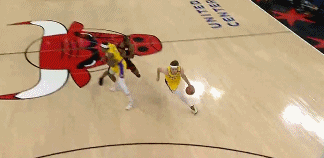 answer ball！里夫斯突破掉球被吹犯规 公牛也挑战成功拿回球权！